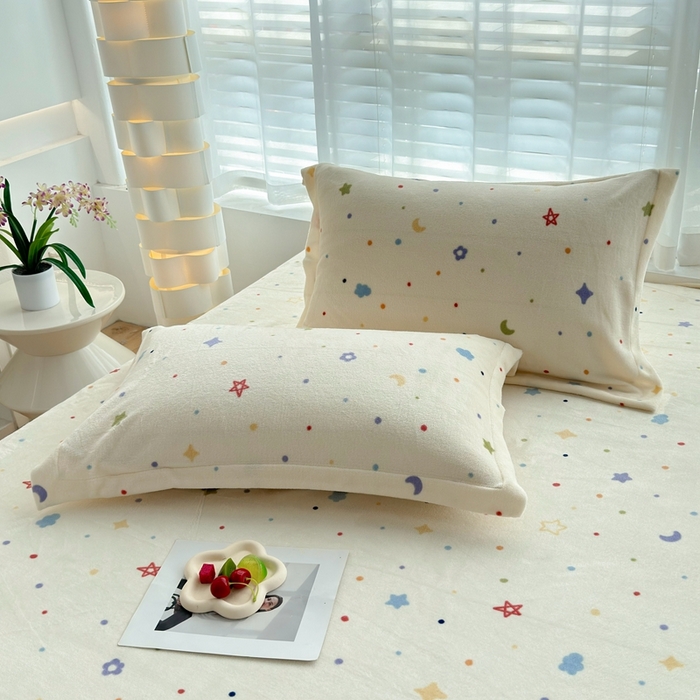 91家纺网 家纺一手货源 找家纺 翎盈家纺 2025新款加厚高克重牛奶绒枕头套 童话星空