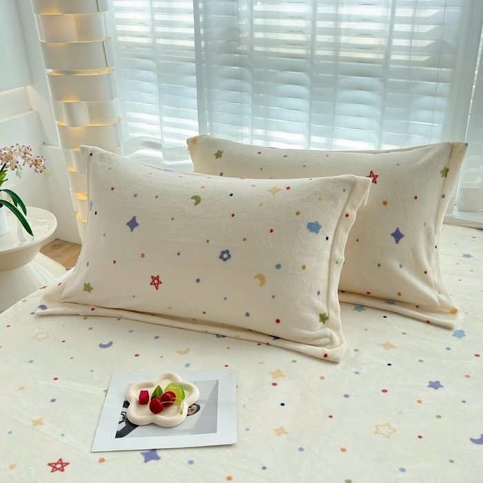 91家纺网 家纺一手货源 找家纺 翎盈家纺 2025新款加厚高克重牛奶绒枕头套 童话星空