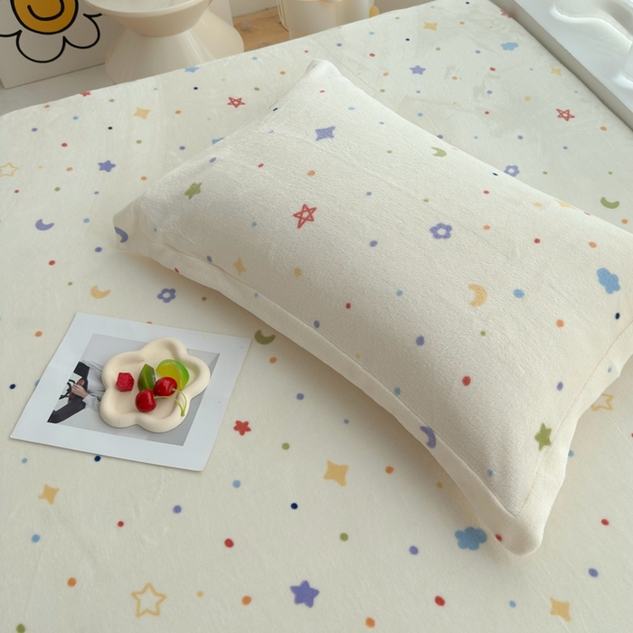 91家纺网 家纺一手货源 找家纺 翎盈家纺 2025新款加厚高克重牛奶绒枕头套 童话星空