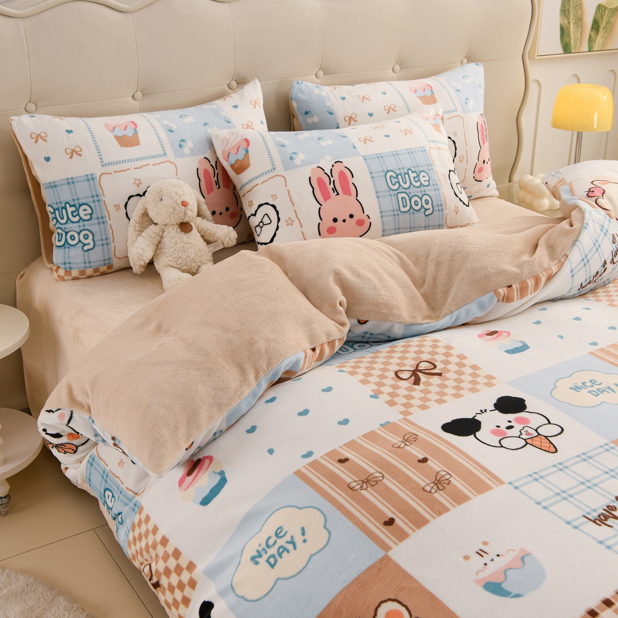 91家纺网 家纺一手货源 找家纺 紫月轩家纺 2025新款A类牛奶绒小清新印花四件套 萌宠小窝