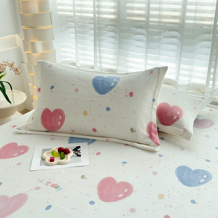 91家纺网 家纺一手货源 找家纺 翎盈家纺 2025新款加厚高克重牛奶绒枕头套 炫彩爱心