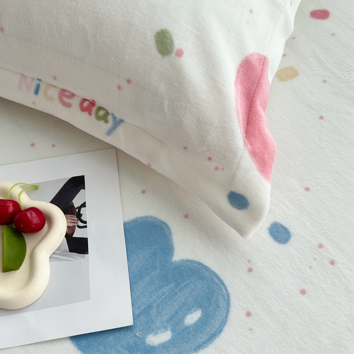 91家纺网 家纺一手货源 找家纺 翎盈家纺 2025新款加厚高克重牛奶绒枕头套 炫彩爱心