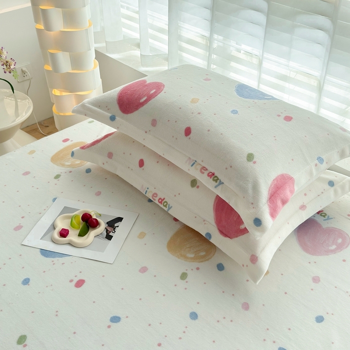 91家纺网 家纺一手货源 找家纺 翎盈家纺 2025新款加厚高克重牛奶绒枕头套 炫彩爱心