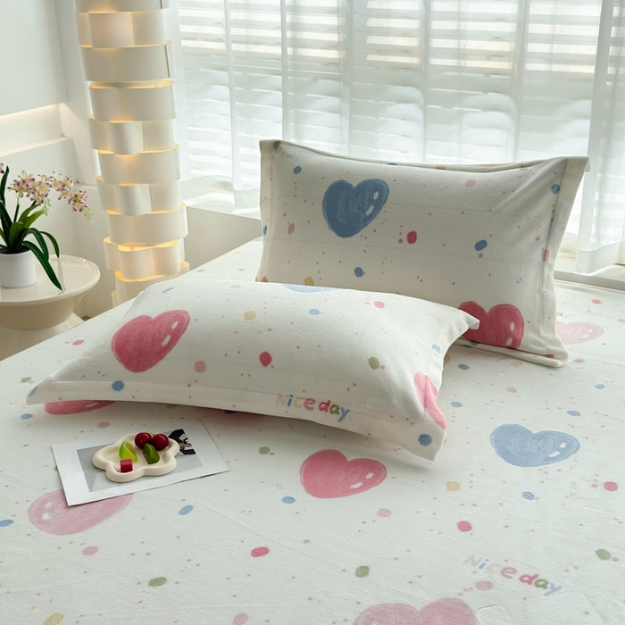 91家纺网 家纺一手货源 找家纺 翎盈家纺 2025新款加厚高克重牛奶绒枕头套 炫彩爱心