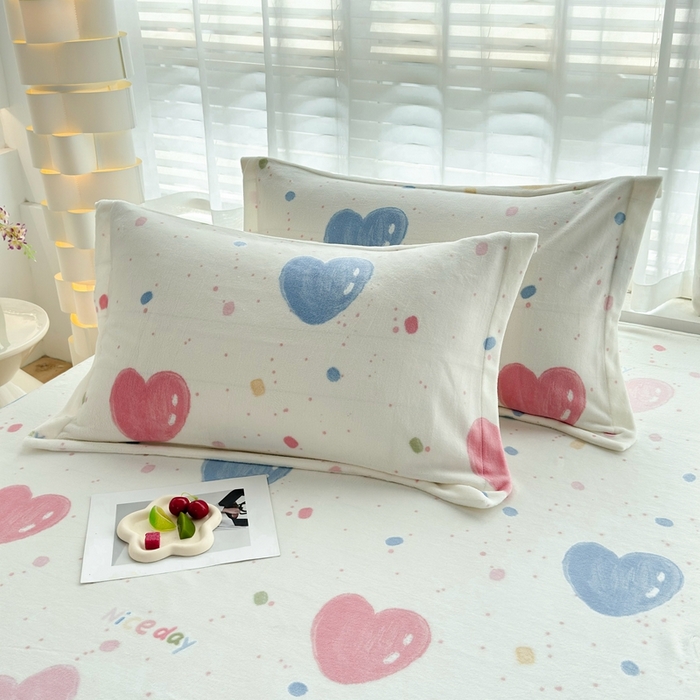 91家纺网 家纺一手货源 找家纺 翎盈家纺 2025新款加厚高克重牛奶绒枕头套 炫彩爱心