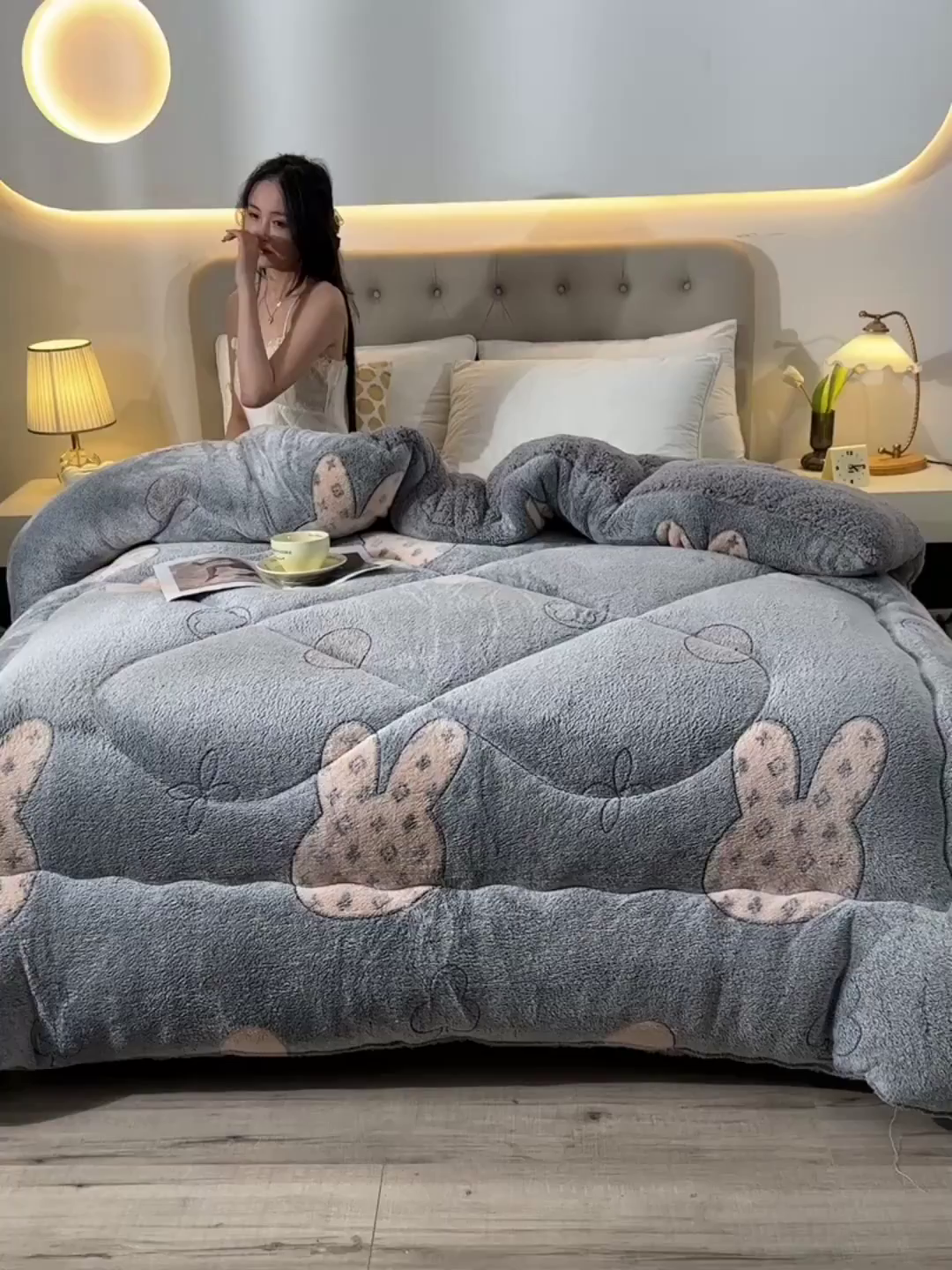 91家纺网 家纺一手货源 找家纺 金多美家纺 2025新款AB版雪花绒羊羔绒冬被被子被芯 灰色情怀