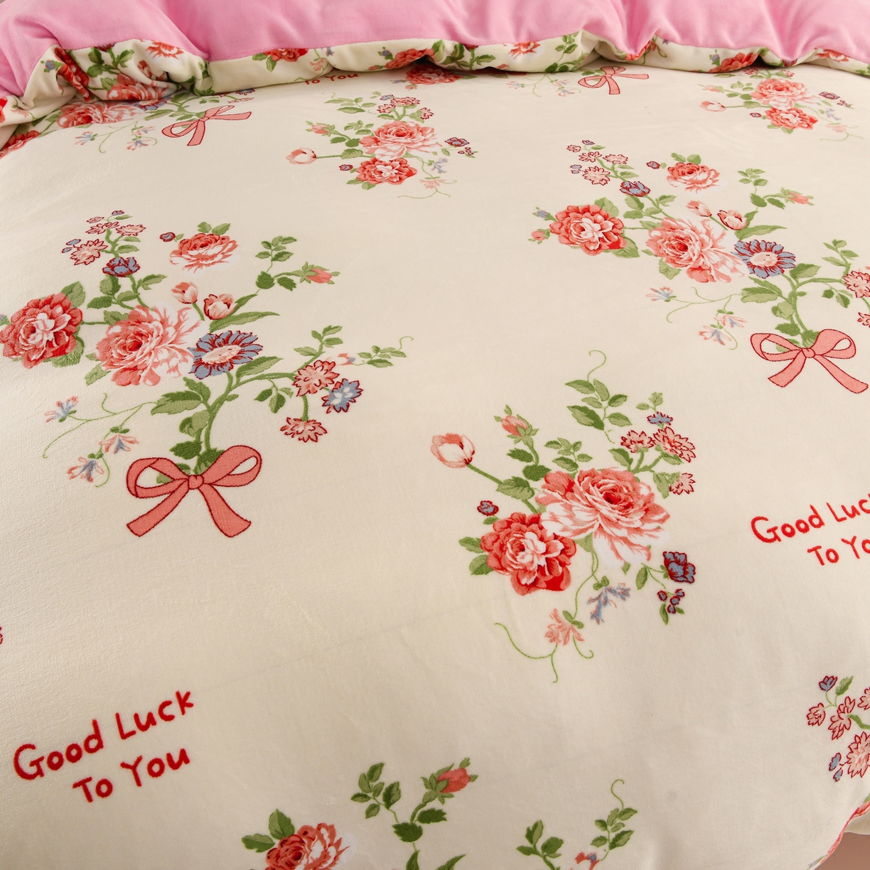 91家纺网 家纺一手货源 找家纺 紫月轩家纺 2025新款A类牛奶绒小清新印花四件套 花伴幸运