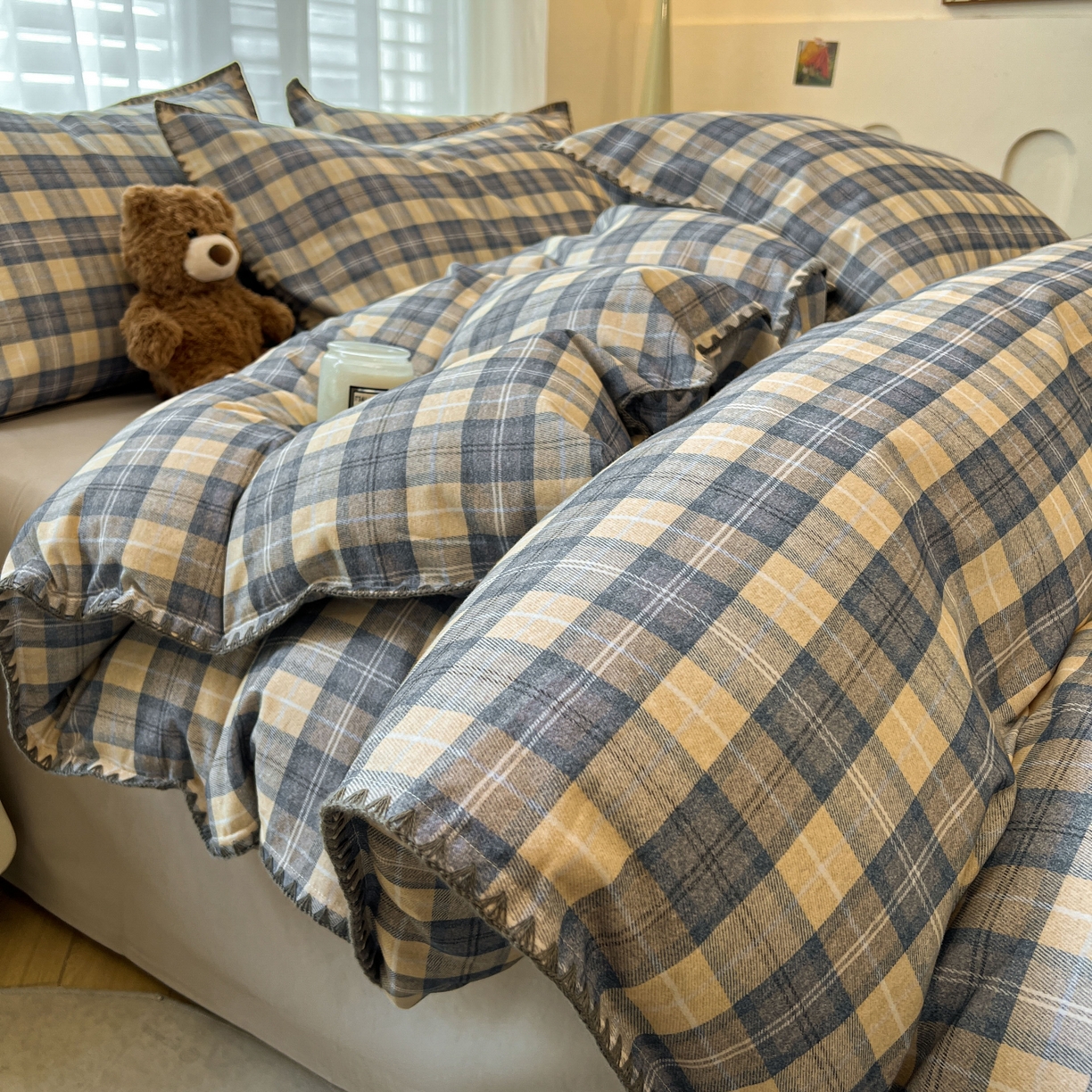 91家纺网 家纺一手货源 找家纺 莱茵家居 2025新款全棉磨毛贝壳边四件套 蓝黄格韵