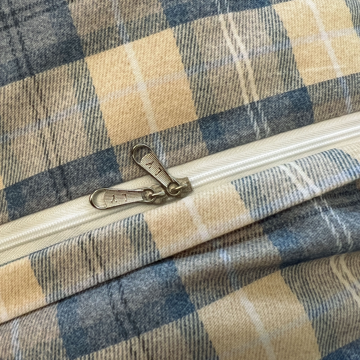 91家纺网 家纺一手货源 找家纺 莱茵家居 2025新款全棉磨毛贝壳边四件套 蓝黄格韵