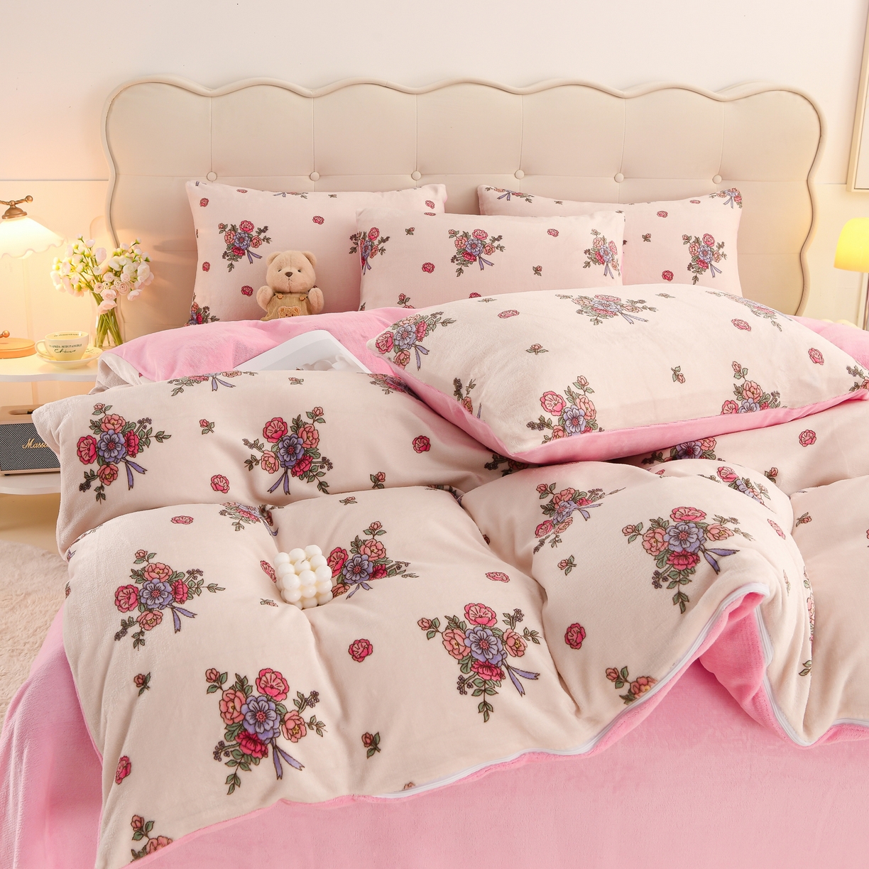 91家纺网 家纺一手货源 找家纺 紫月轩家纺 2025新款A类牛奶绒小清新印花四件套 粉色绮梦