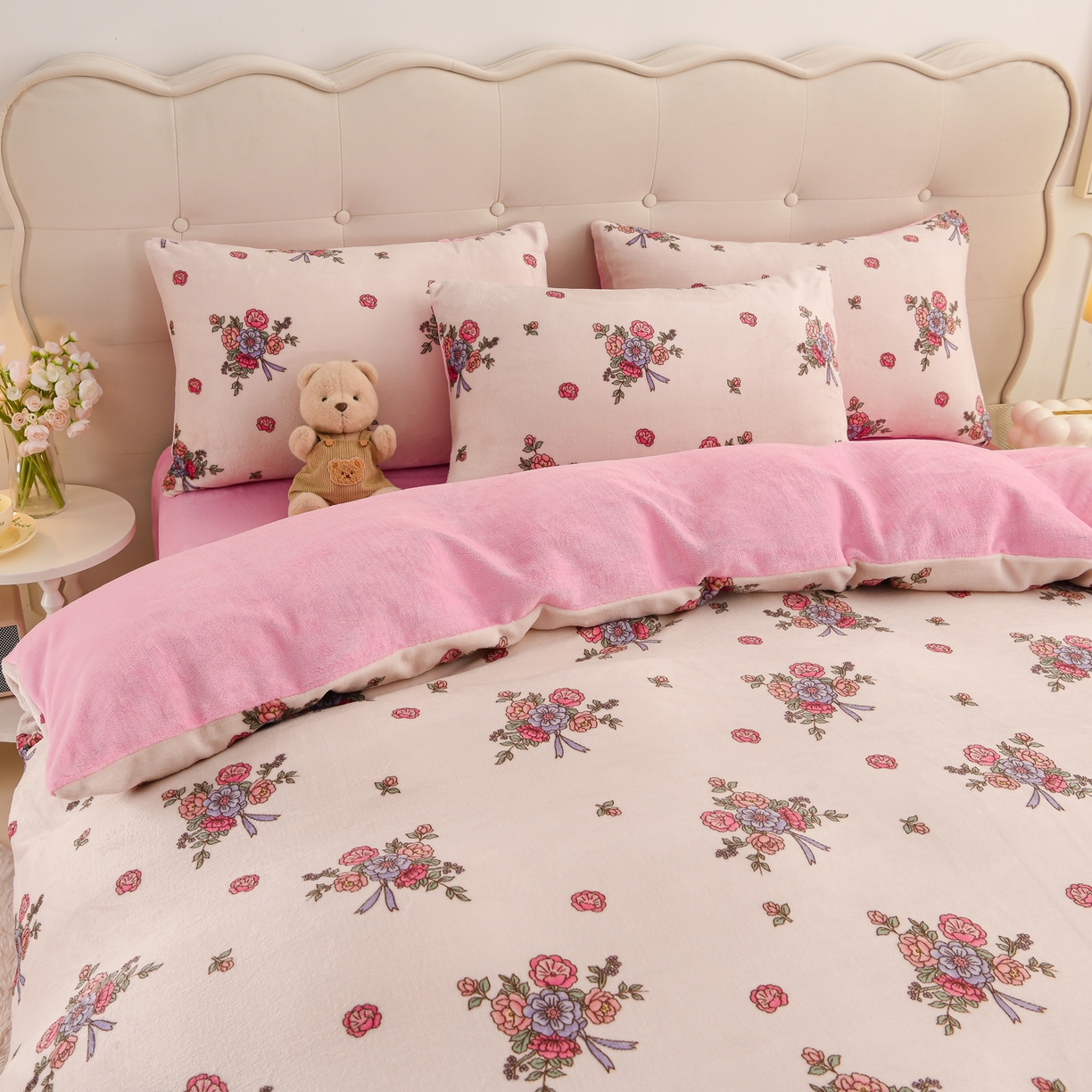 91家纺网 家纺一手货源 找家纺 紫月轩家纺 2025新款A类牛奶绒小清新印花四件套 粉色绮梦