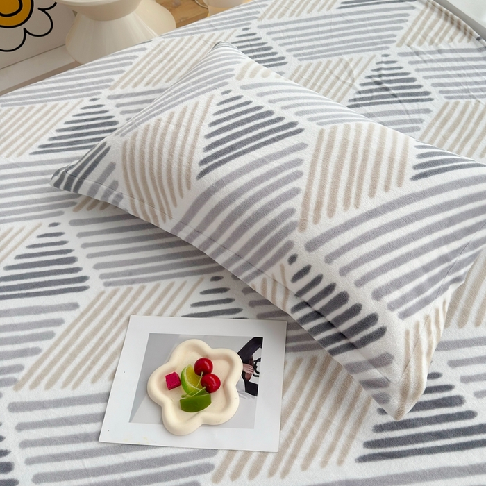 91家纺网 家纺一手货源 找家纺 翎盈家纺 2025新款加厚高克重牛奶绒枕头套 柏拉图-灰