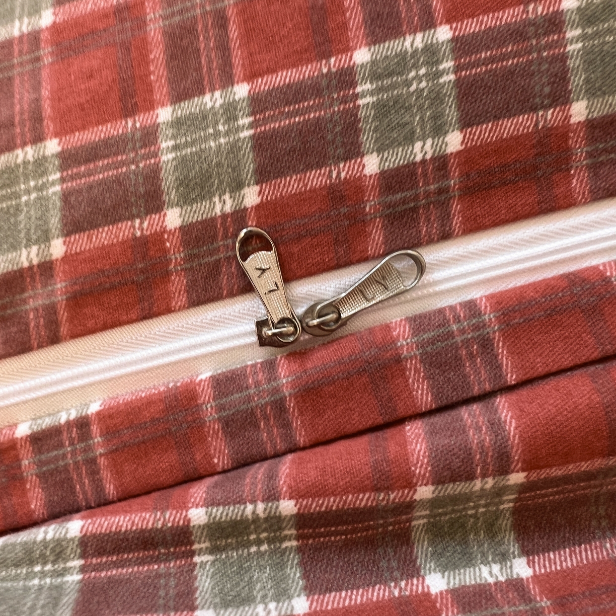 91家纺网 家纺一手货源 找家纺 莱茵家居 2025新款全棉磨毛贝壳边四件套 暖红松影