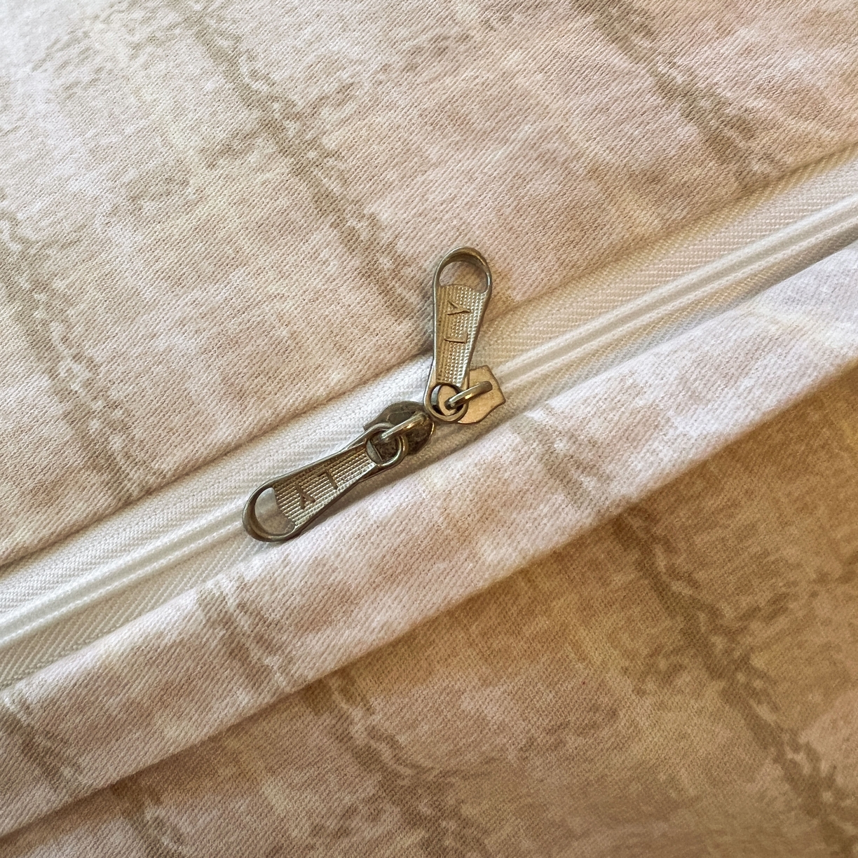 91家纺网 家纺一手货源 找家纺 莱茵家居 2025新款全棉磨毛贝壳边四件套 浅咖叠影