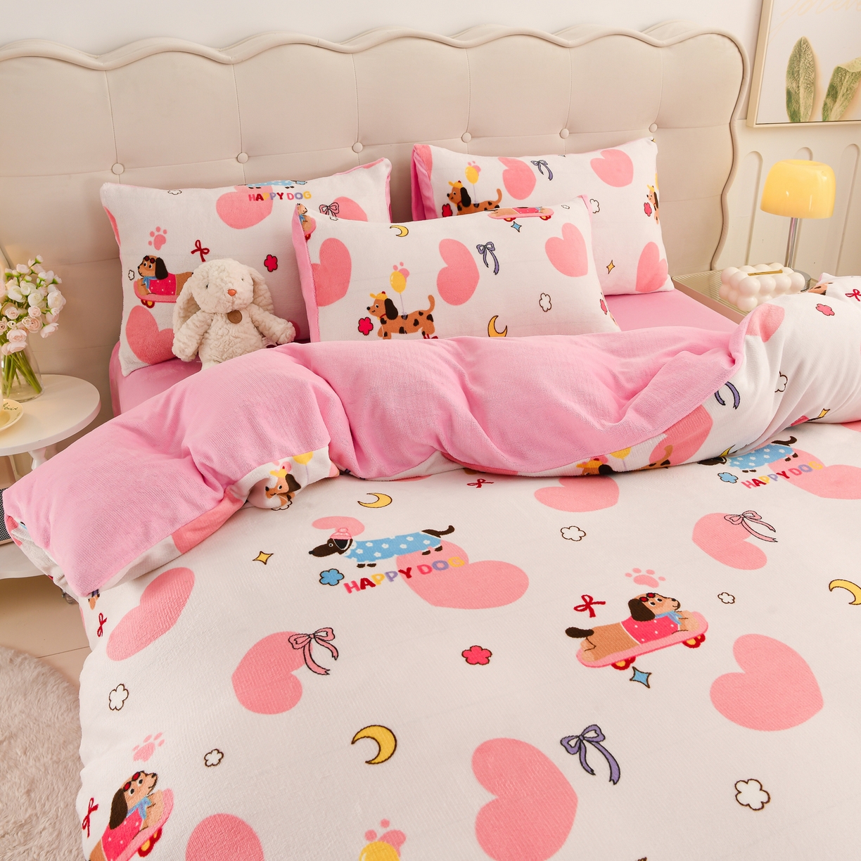 91家纺网 家纺一手货源 找家纺 紫月轩家纺 2025新款A类牛奶绒小清新印花四件套 小狗派对