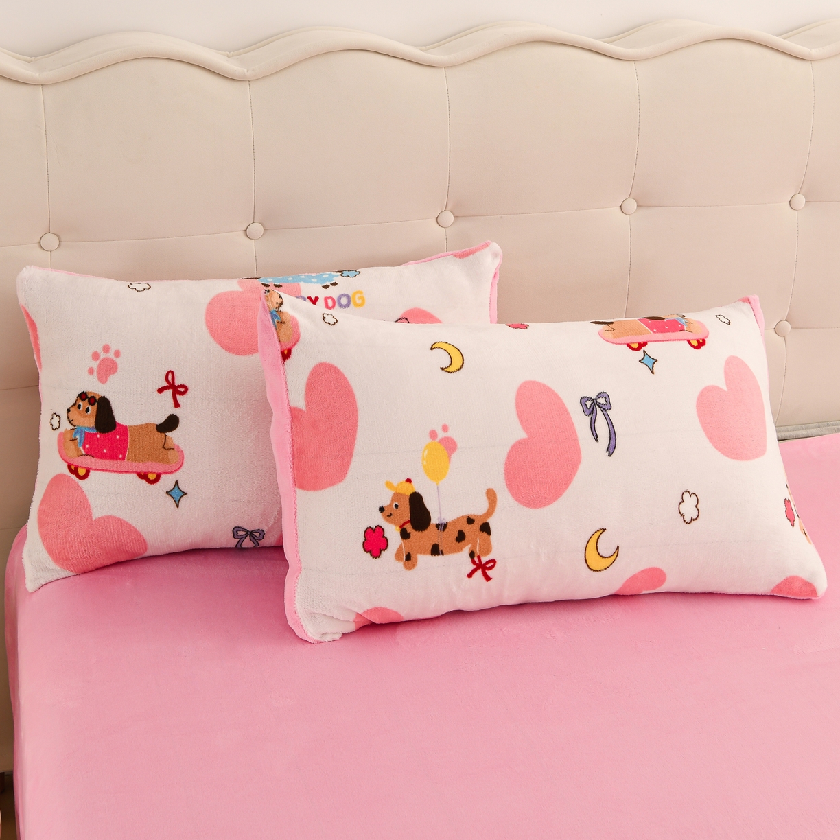 91家纺网 家纺一手货源 找家纺 紫月轩家纺 2025新款A类牛奶绒小清新印花四件套 小狗派对