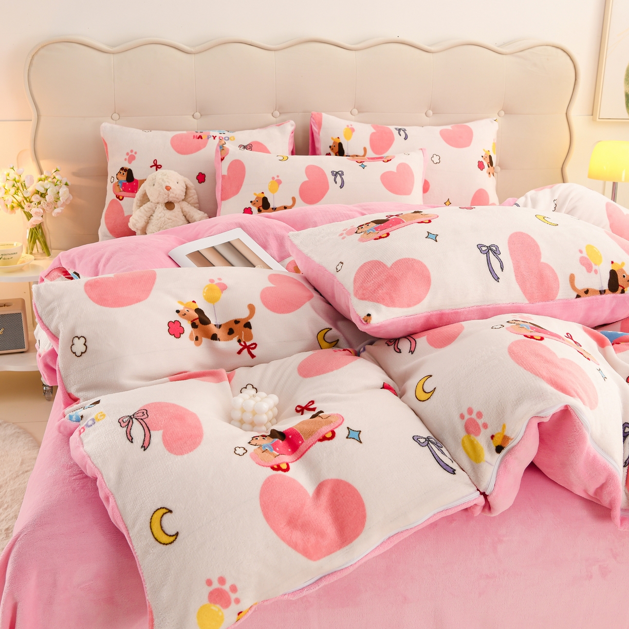 91家纺网 家纺一手货源 找家纺 紫月轩家纺 2025新款A类牛奶绒小清新印花四件套 小狗派对