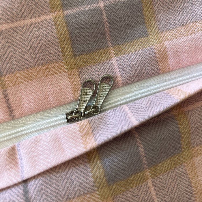 91家纺网 家纺一手货源 找家纺 莱茵家居 2025新款全棉磨毛贝壳边四件套 柔粉深砚