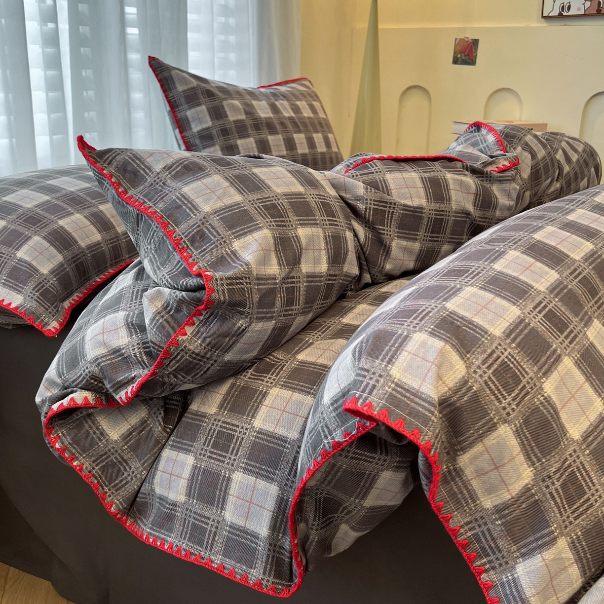 91家纺网 家纺一手货源 找家纺 莱茵家居 2025新款全棉磨毛贝壳边四件套 雾灰墨韵