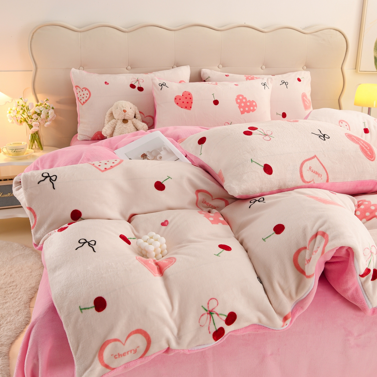 91家纺网 家纺一手货源 找家纺 紫月轩家纺 2025新款A类牛奶绒小清新印花四件套 粉爱心