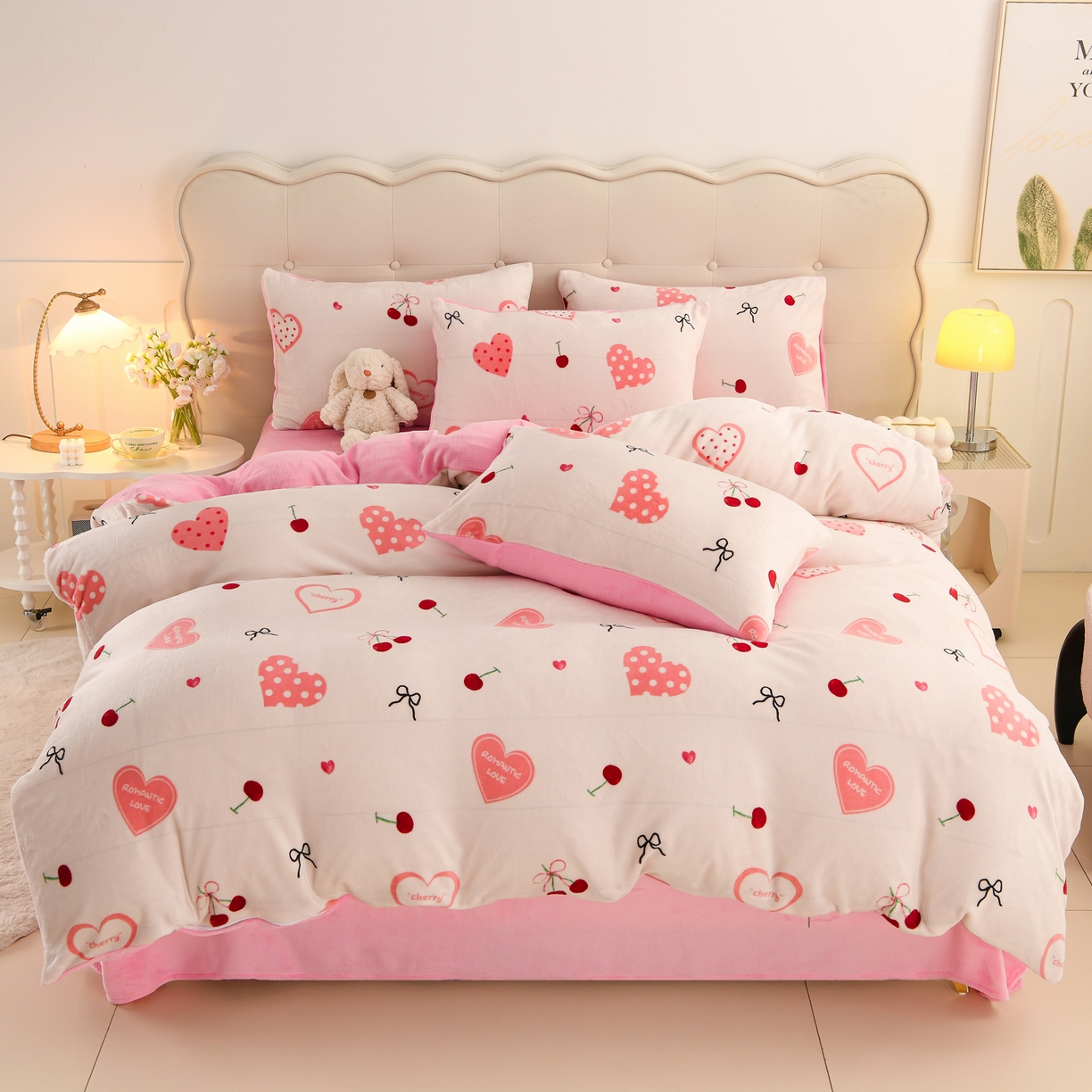 91家纺网 家纺一手货源 找家纺 紫月轩家纺 2025新款A类牛奶绒小清新印花四件套 粉爱心