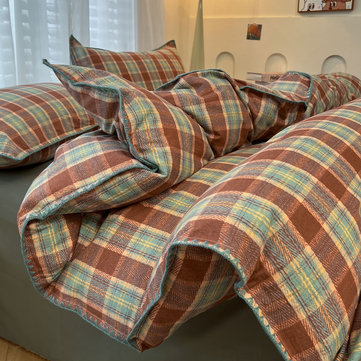 91家纺网 家纺一手货源 找家纺 莱茵家居 2025新款全棉磨毛贝壳边四件套 棕林青雾