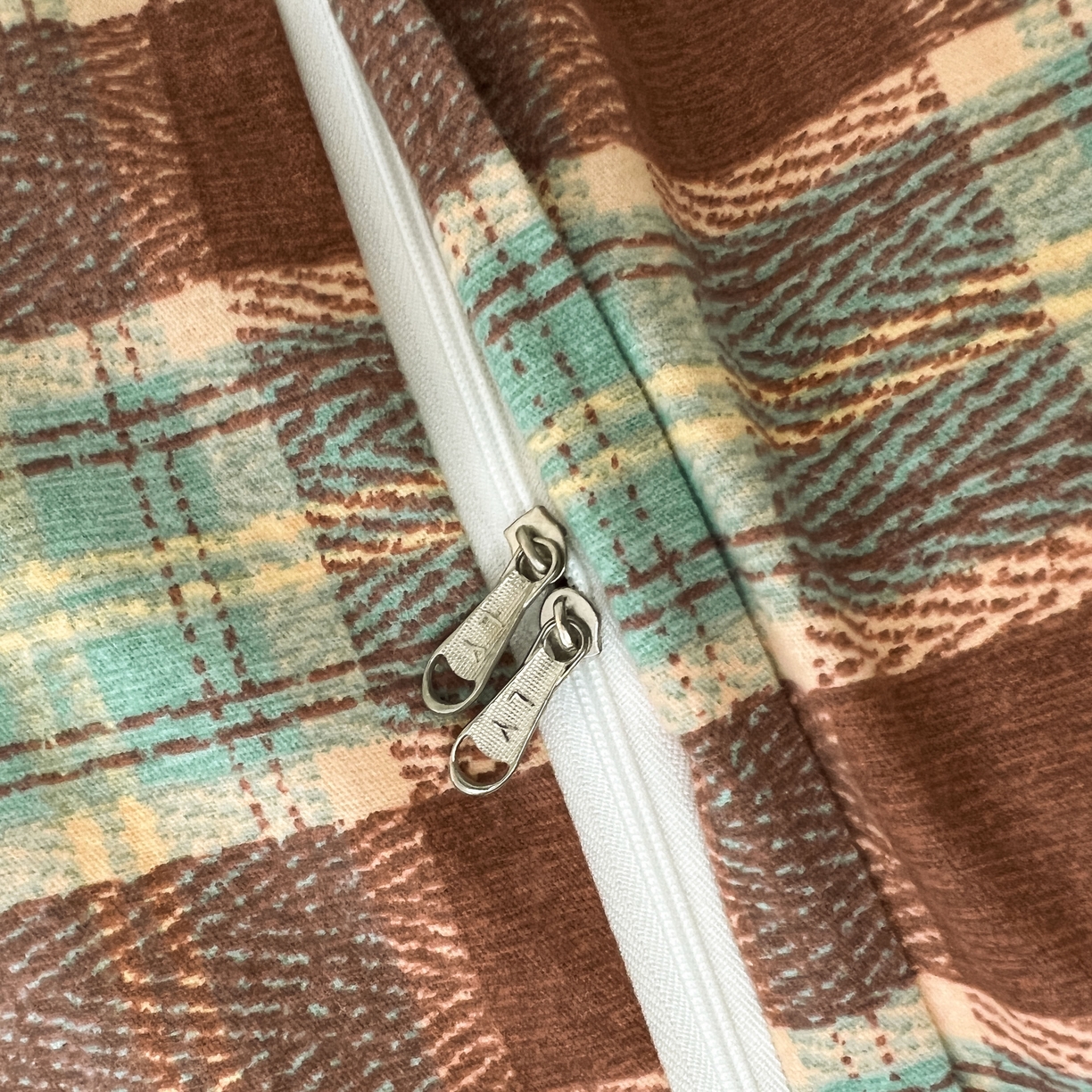 91家纺网 家纺一手货源 找家纺 莱茵家居 2025新款全棉磨毛贝壳边四件套 棕林青雾