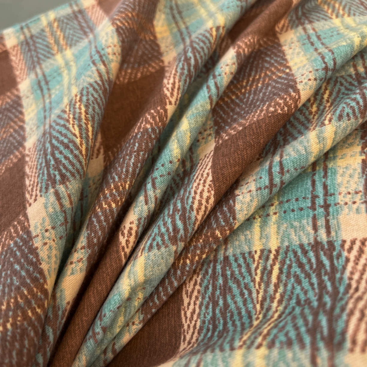 91家纺网 家纺一手货源 找家纺 莱茵家居 2025新款全棉磨毛贝壳边四件套 棕林青雾