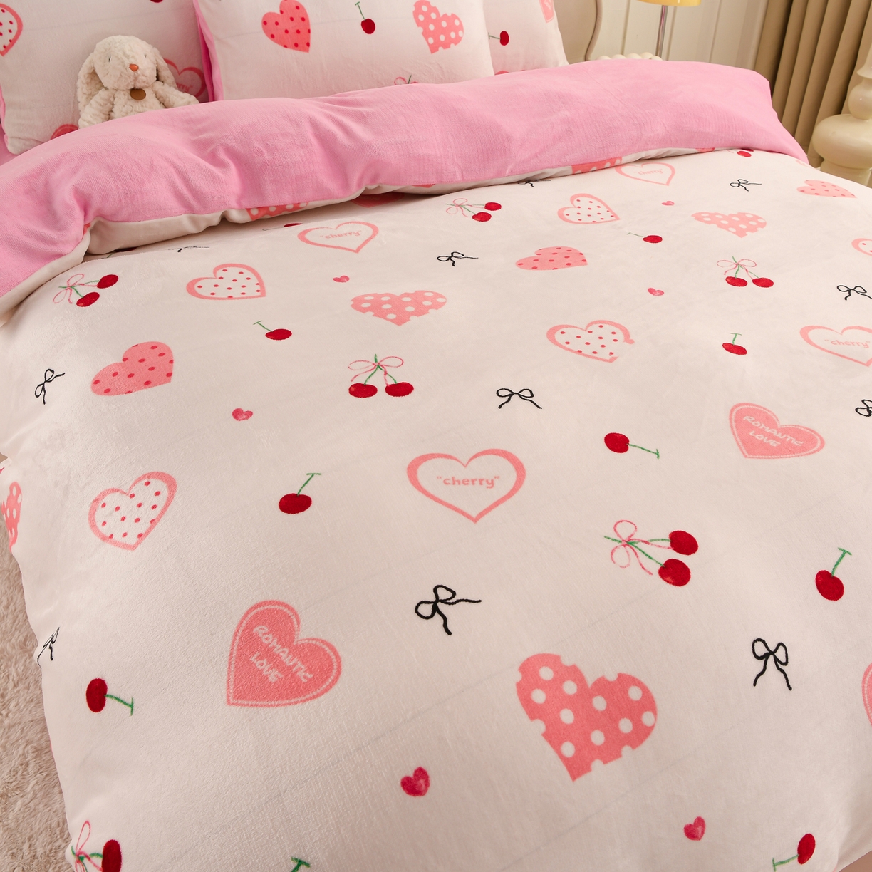 91家纺网 家纺一手货源 找家纺 紫月轩家纺 2025新款A类牛奶绒小清新印花四件套 粉爱心