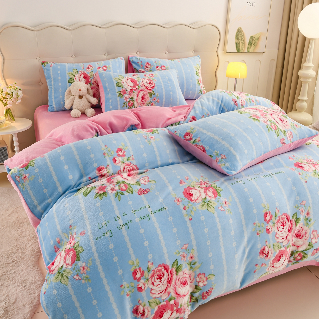 91家纺网 家纺一手货源 找家纺 紫月轩家纺 2025新款A类牛奶绒小清新印花四件套 浅蓝玫瑰