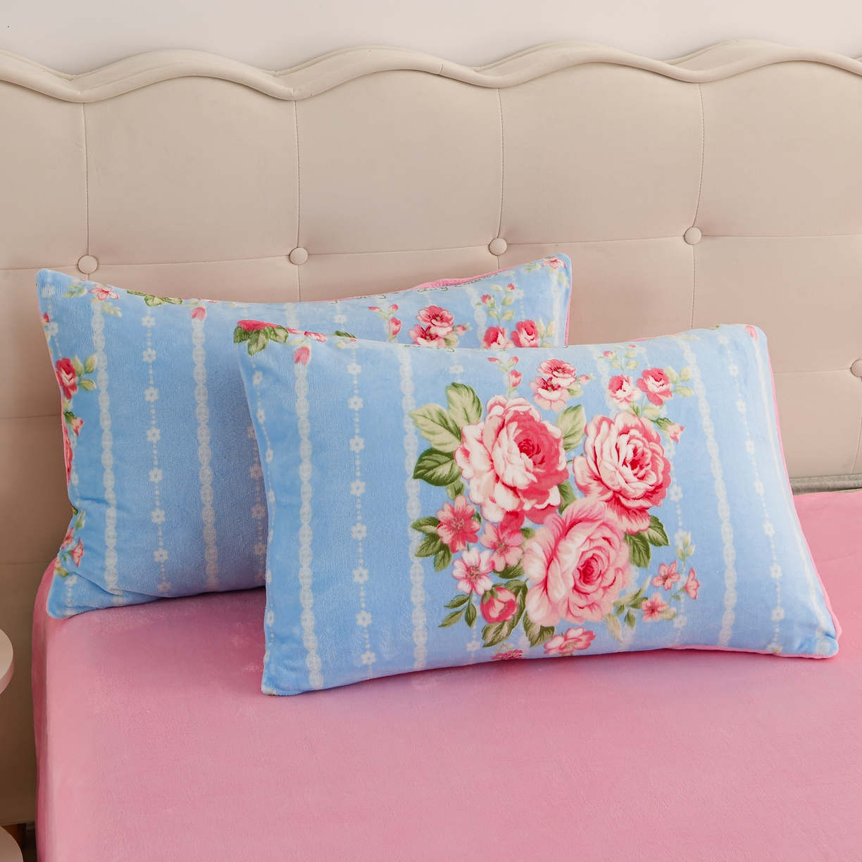 91家纺网 家纺一手货源 找家纺 紫月轩家纺 2025新款A类牛奶绒小清新印花四件套 浅蓝玫瑰