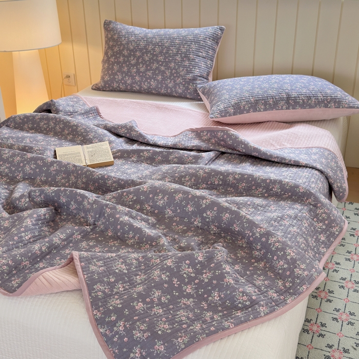 91家纺网 家纺一手货源 找家纺 漫调家纺 2025新款全棉双层纱与绒床盖三件套 黛紫缀花