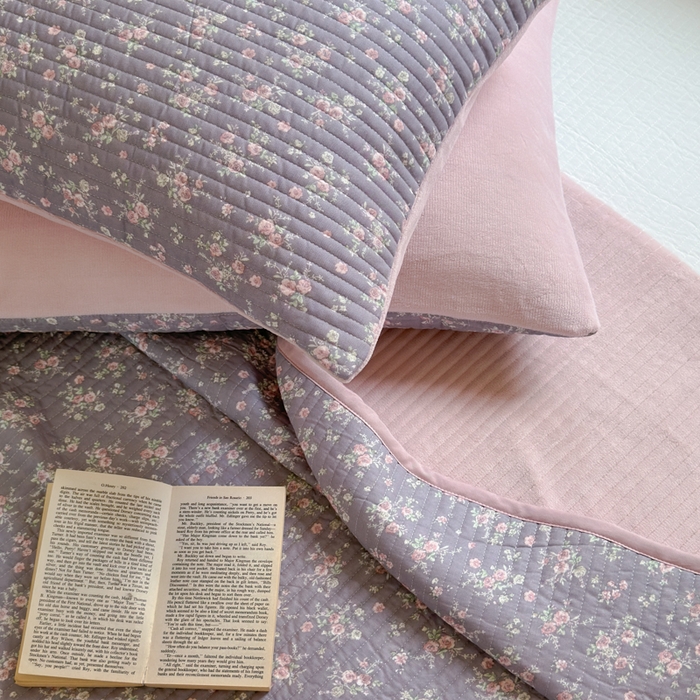 91家纺网 家纺一手货源 找家纺 漫调家纺 2025新款全棉双层纱与绒床盖三件套 黛紫缀花