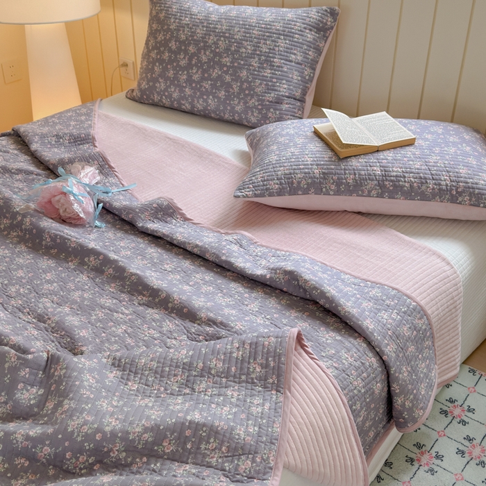 91家纺网 家纺一手货源 找家纺 漫调家纺 2025新款全棉双层纱与绒床盖三件套 黛紫缀花