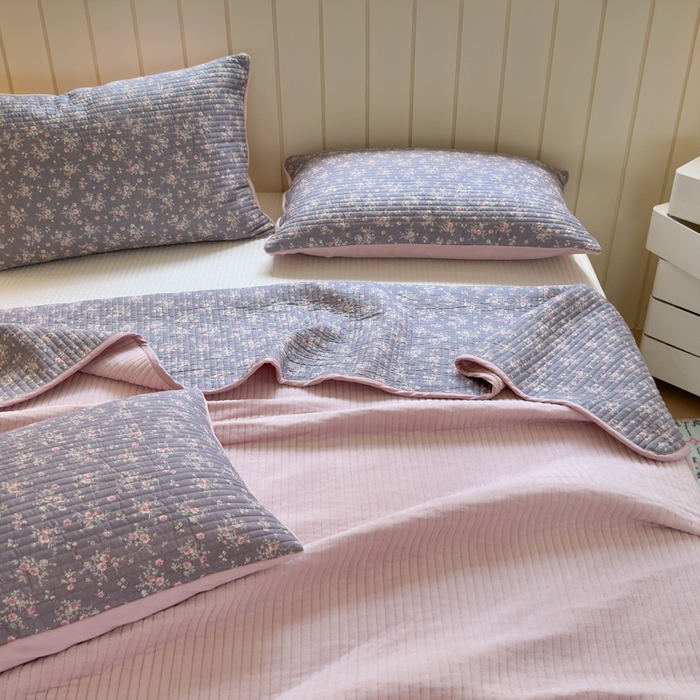 91家纺网 家纺一手货源 找家纺 漫调家纺 2025新款全棉双层纱与绒床盖三件套 黛紫缀花