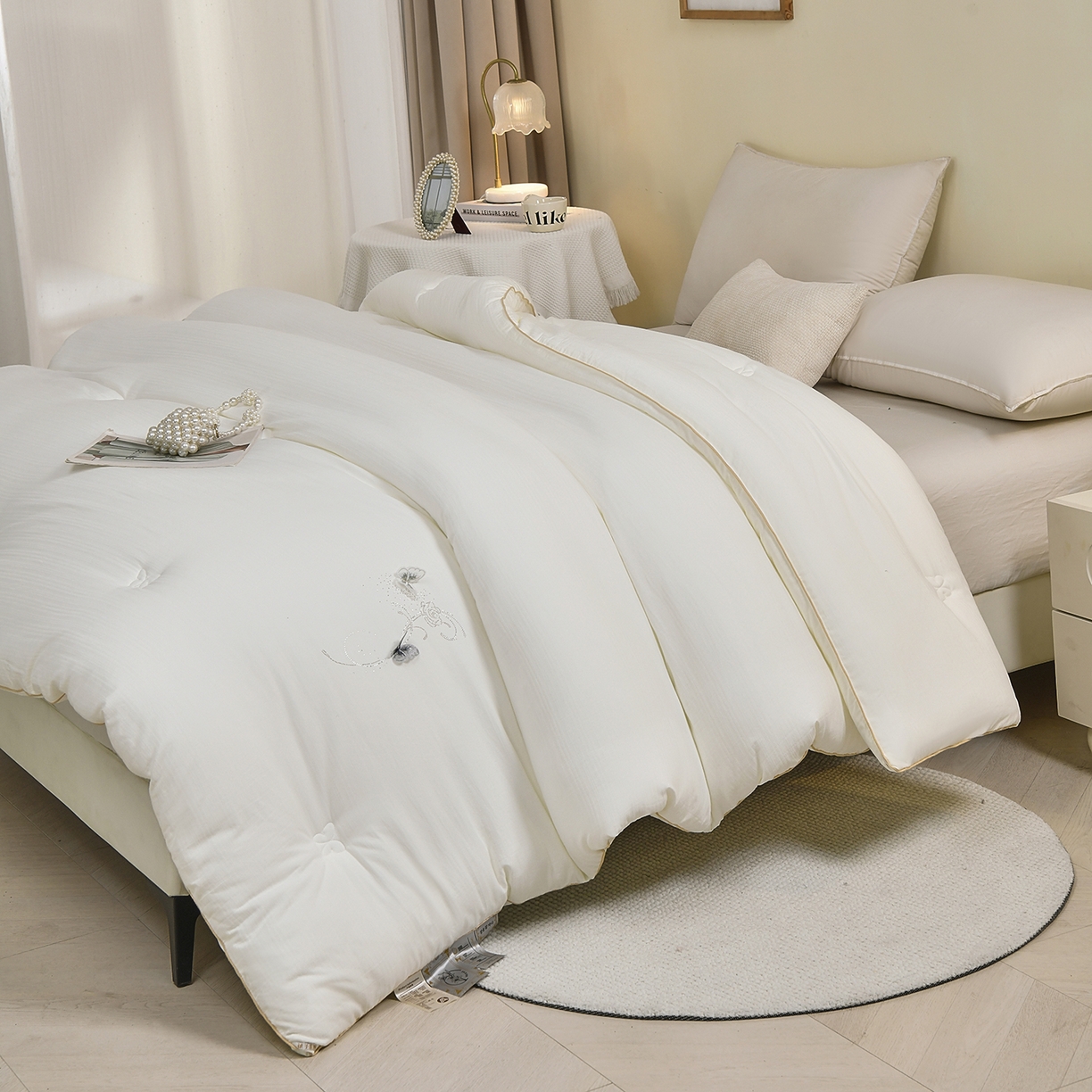 91家纺网 家纺一手货源 找家纺 典曼家纺 2025新款A类立体提花烫钻被被子被芯-蝶恋花 蝶恋花奶昔白