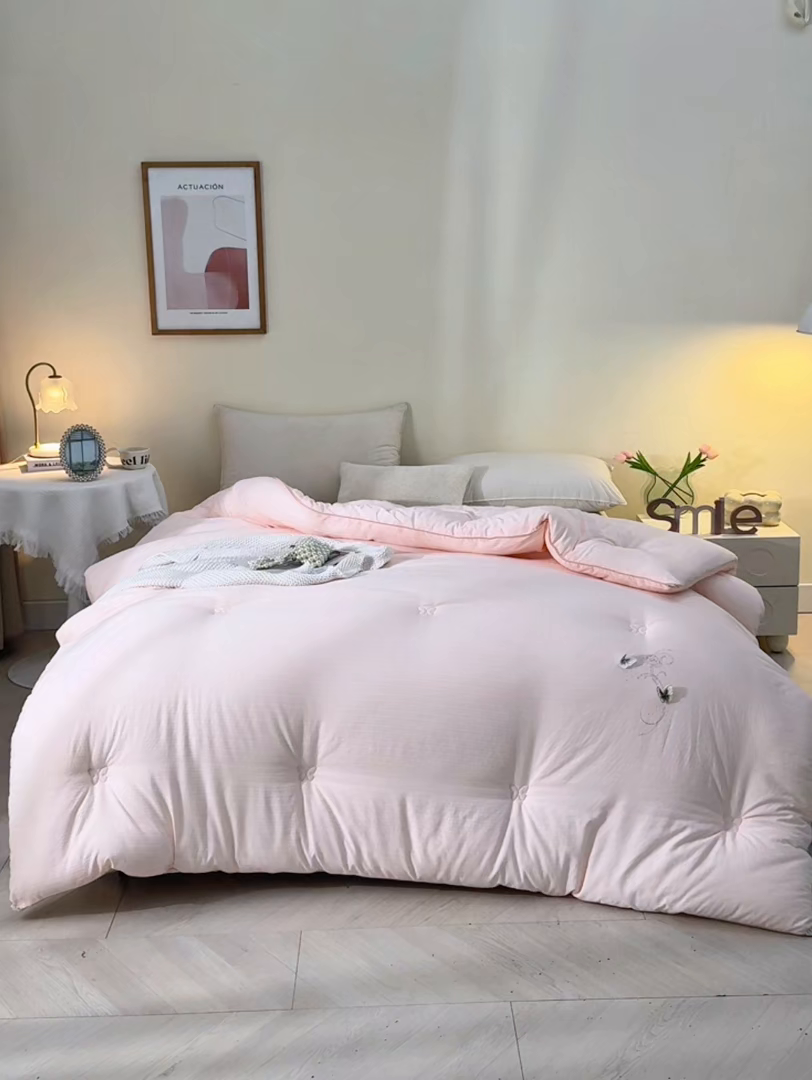 91家纺网 家纺一手货源 找家纺 典曼家纺 2025新款A类立体提花烫钻被被子被芯-蝶恋花 蝶恋花胭脂玉