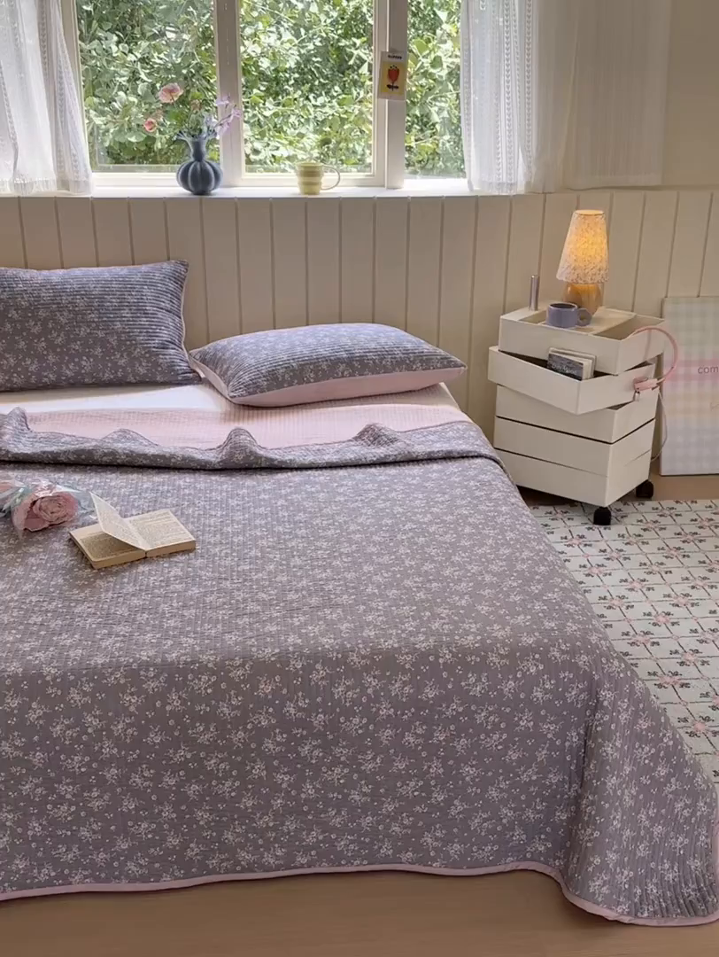 91家纺网 家纺一手货源 找家纺 漫调家纺 2025新款全棉双层纱与绒床盖三件套 黛紫缀花
