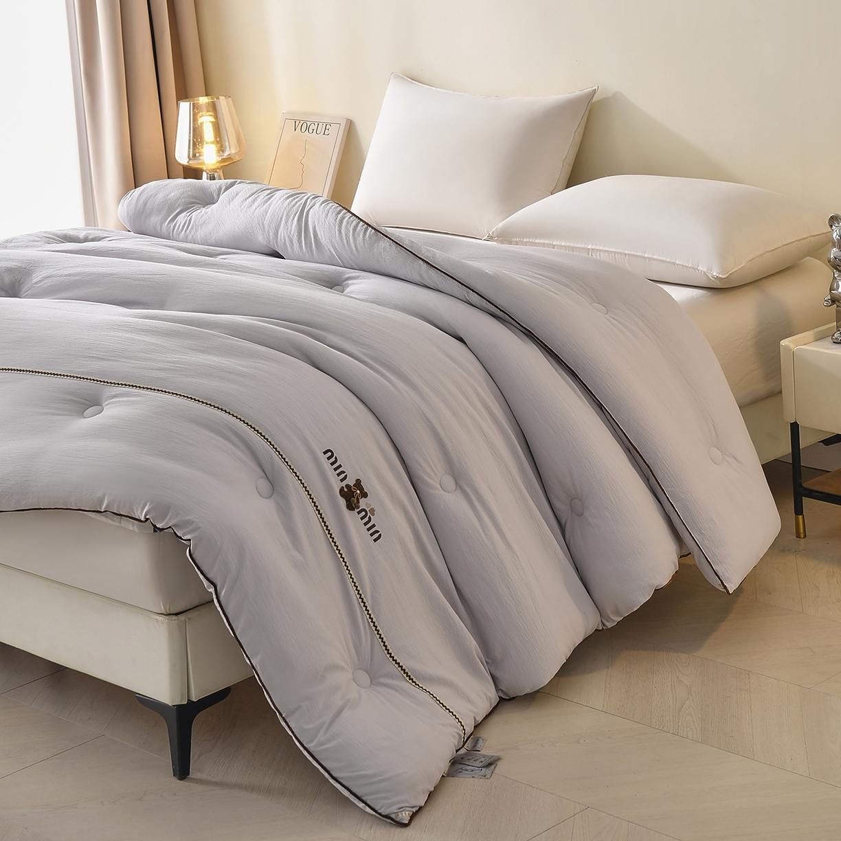 91家纺网 家纺一手货源 找家纺 典曼家纺 2025新款蕾丝球球熊被子被芯 蕾丝球球熊 星空灰