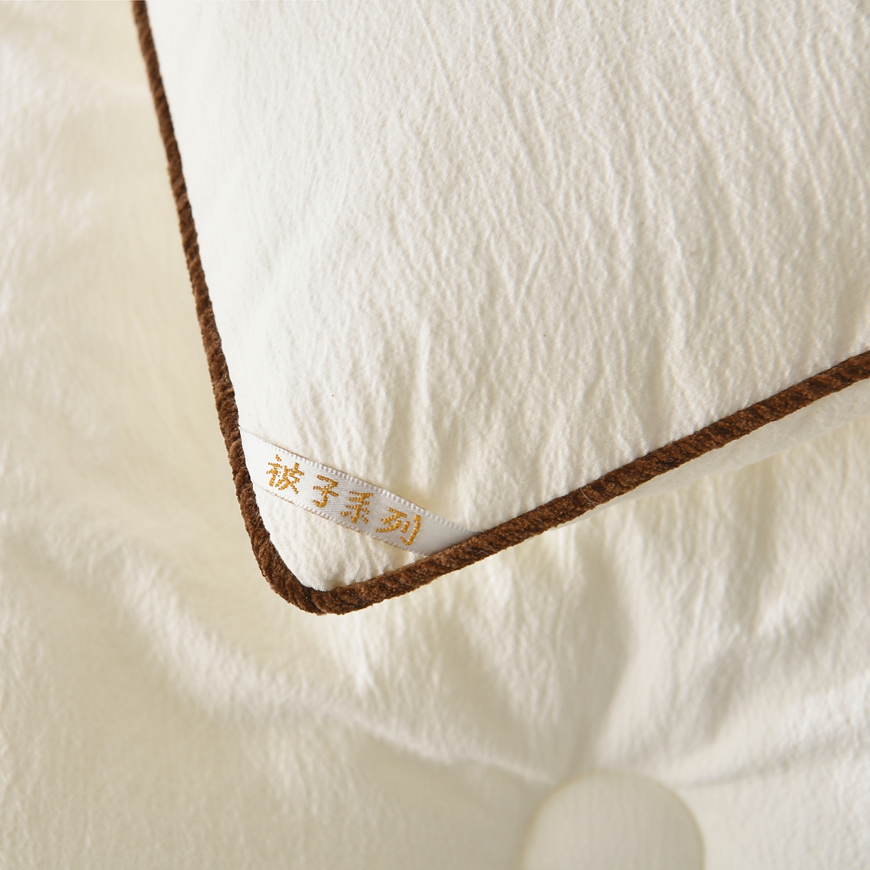 91家纺网 家纺一手货源 找家纺 典曼家纺 2025新款蕾丝球球熊被子被芯 蕾丝球球熊-奶昔白