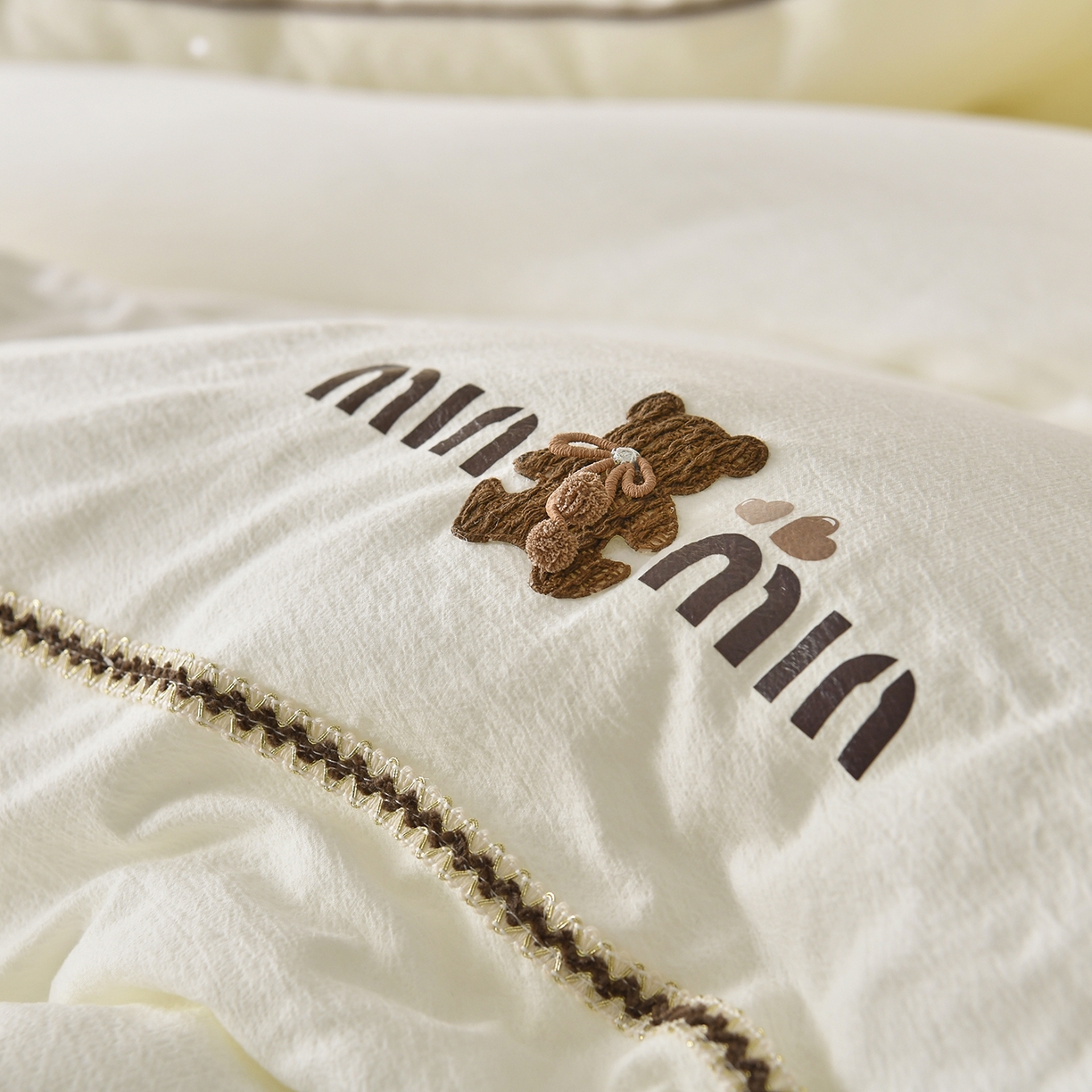 91家纺网 家纺一手货源 找家纺 典曼家纺 2025新款蕾丝球球熊被子被芯 蕾丝球球熊-奶昔白