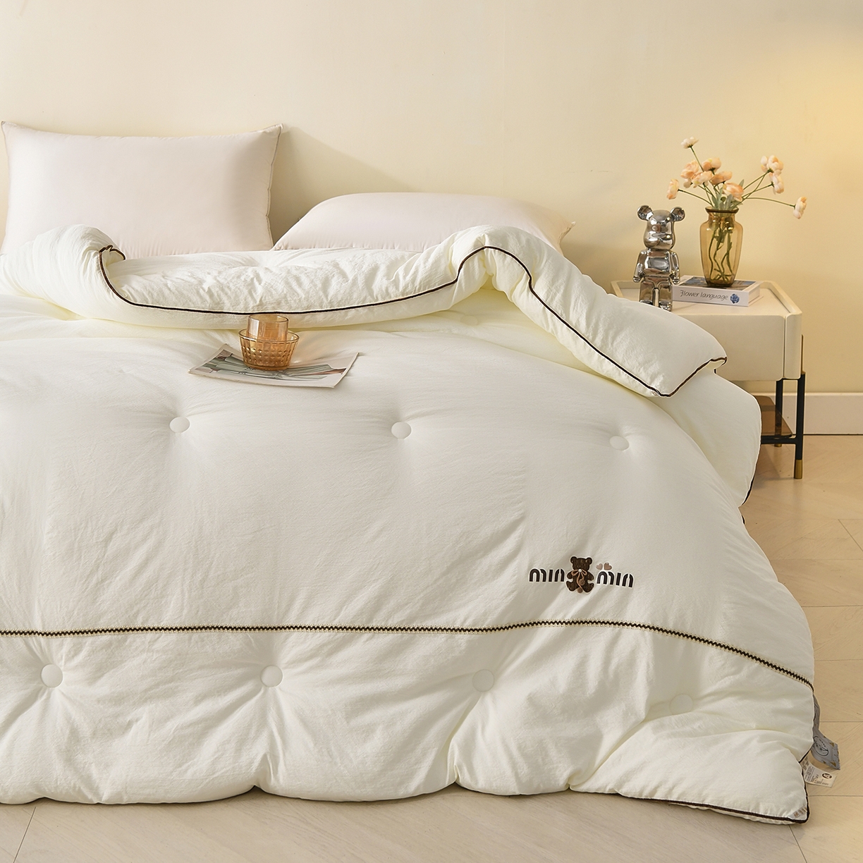 91家纺网 家纺一手货源 找家纺 典曼家纺 2025新款蕾丝球球熊被子被芯 蕾丝球球熊-奶昔白