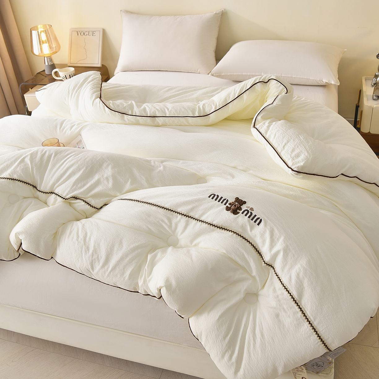 91家纺网 家纺一手货源 找家纺 典曼家纺 2025新款蕾丝球球熊被子被芯 蕾丝球球熊-奶昔白