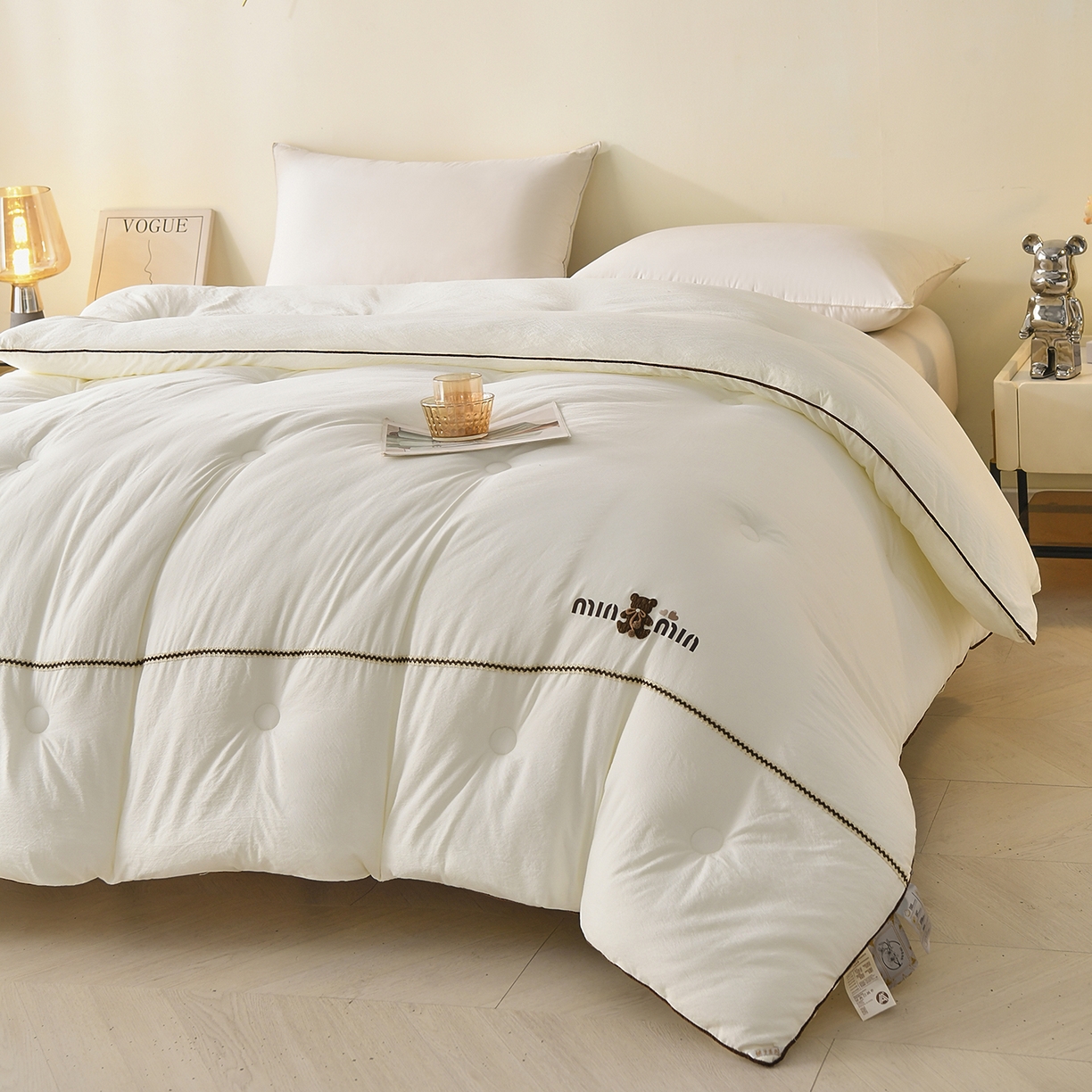 91家纺网 家纺一手货源 找家纺 典曼家纺 2025新款蕾丝球球熊被子被芯 蕾丝球球熊-奶昔白