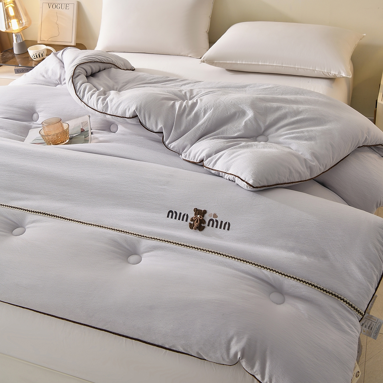 91家纺网 家纺一手货源 找家纺 典曼家纺 2025新款蕾丝球球熊被子被芯 蕾丝球球熊 星空灰