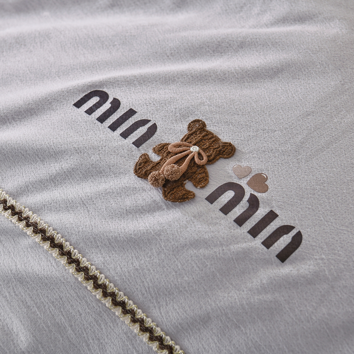 91家纺网 家纺一手货源 找家纺 典曼家纺 2025新款蕾丝球球熊被子被芯 蕾丝球球熊 星空灰