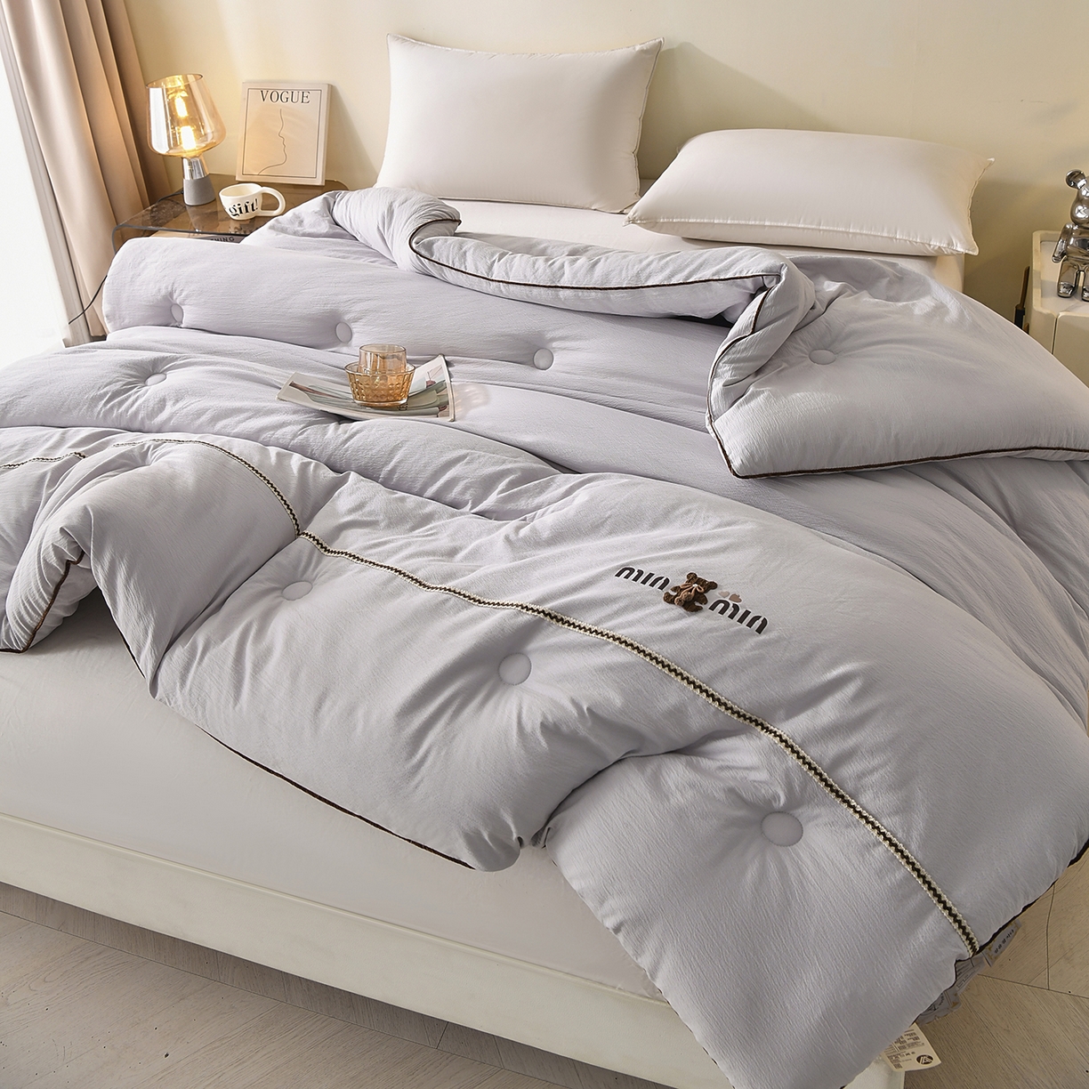 91家纺网 家纺一手货源 找家纺 典曼家纺 2025新款蕾丝球球熊被子被芯 蕾丝球球熊 星空灰