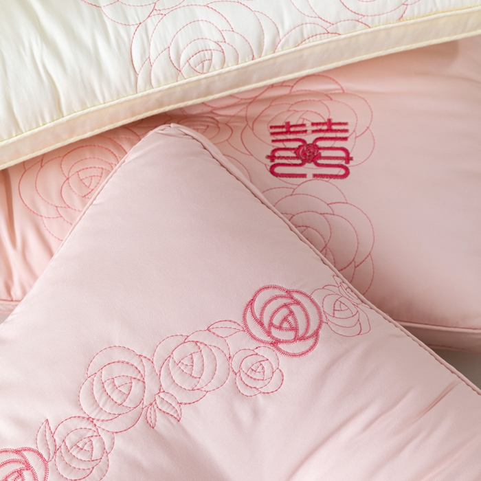 91家纺网 家纺一手货源 找家纺 （总）仁宇枕业 2025新款全棉纯棉贡缎结婚喜庆婚庆枕头玫瑰花喜枕枕头枕芯