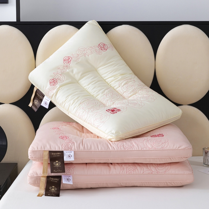 91家纺网 家纺一手货源 找家纺 （总）仁宇枕业 2025新款全棉纯棉贡缎结婚喜庆婚庆枕头玫瑰花喜枕枕头枕芯