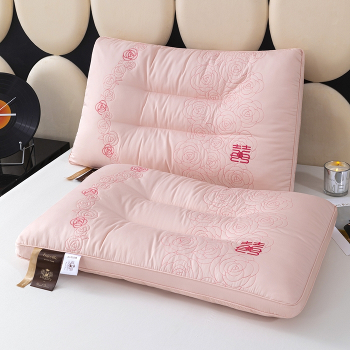 91家纺网 家纺一手货源 找家纺 （总）仁宇枕业 2025新款全棉纯棉贡缎结婚喜庆婚庆枕头玫瑰花喜枕枕头枕芯